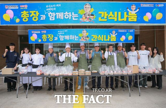 26일 목원대 중앙도서관 앞 진리의 광장에서 열린 총장과 함께하는 간식나눔 행사에 참여한 학생들이 이희학 총장과 함께 기념 촬영을 하고 있다. /목원대