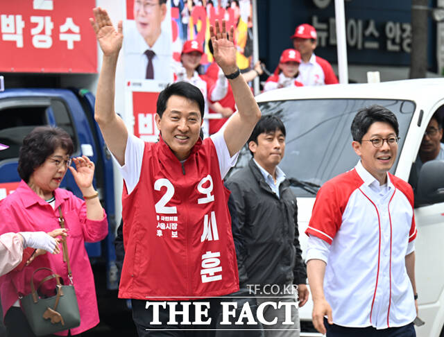 오세훈 국민의힘 서울시장 후보가 26일 서울 마포구 망원시장을 찾아 인사하는 도중 한 시민과 기념촬영하고 있다. /이새롬 기자