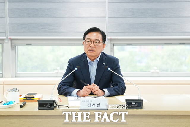 김석필 천안시장 권한대행이 26일 간부회의를 주재하며 공직자들의 정치적 중립과 공직기강 확립을 강조하고 있다. /천안시