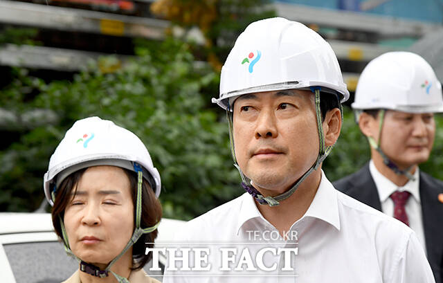 사고 현장 바라보는 장 대표(왼쪽 두 번째).