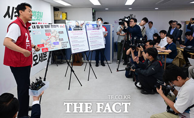 오세훈 국민의힘 서울시장 후보가 26일 서울 종로구 대왕빌딩에 마련된 선거사무소에서 '170여 개 동, 7개 노선, 83개 역'을 의미하는 숫자가 적힌 종이를 붙인 채 도시철도 공약을 발표하고 있다. /이새롬 기자