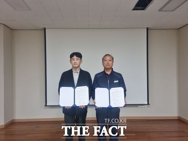 조선대 첨단에너지공학과 박준규 교수와 광주환경공단 한두희(오른쪽)제2하수관리처장이 협약서를 펴쳐 보이고 있다. /광주환경공단