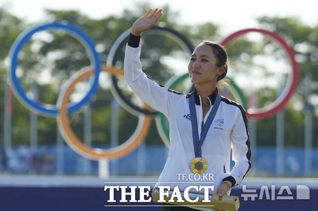 리디아 고가 2024년 파리올림픽에서 금메달을 목에 걸고 관중들의 환호에 답하고 있다. 리디아는 리우올림픽 부터 세차례 올림픽에 참가, 금 은 동메달 1개씩을 땄다./AP.뉴시스