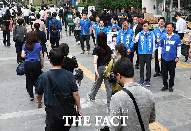 여의도역 출근길 인사 나선 정원오 후보와 정청래 대표.