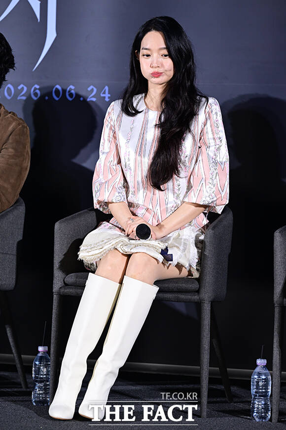 배우 신민아가 26일 오전 서울 용산구 CGV 용산아이파크몰에서 열린 영화 '눈동자' 제작발표회에 참석해 포즈를 취하고 있다. /남윤호 기자