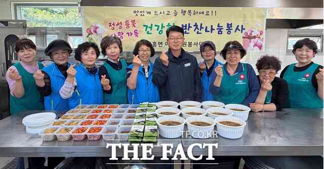 대구시 군위군 의흥면 여성자원봉사대가 26일 지역 홀몸 어르신과 장애인 가정을 위한 '반찬 나눔' 봉사활동을 펼치고 있다. /군위군