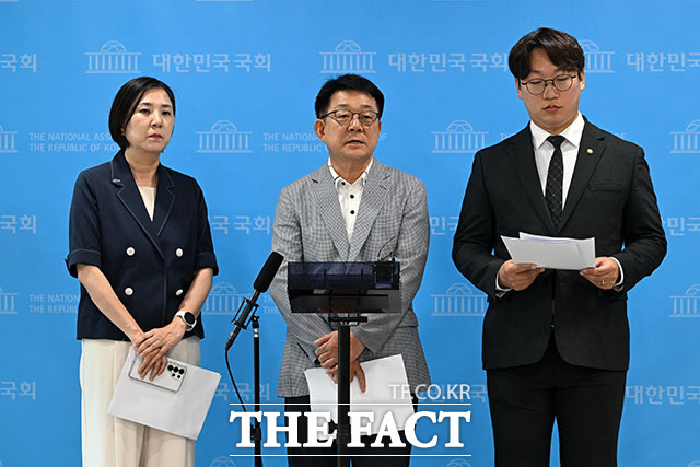 육은아 인천광역시 남동구의원(가운데)이 26일 오전 서울 여의도 국회의사당 소통관에서 열린 ‘국민의힘의 기초의원 성폭력 사건 방조 및 2차 가해 관련 기자회견’에 참석해 발언을 하고 있다. /국회=서예원 기자