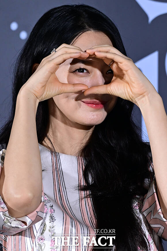 배우 신민아가 26일 오전 서울 용산구 CGV 용산아이파크몰에서 열린 영화 '눈동자' 제작발표회에 참석해 포즈를 취하고 있다. /남윤호 기자