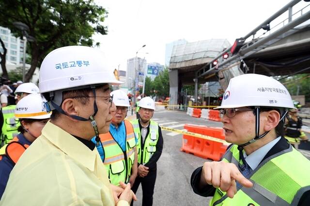김윤덕 국토부 장관이 26일 서울 서소문 고가차도 철거 공사 붕괴사고 현장을 찾아 사고 수습 상황을 긴급 점검했다. /국토교통부