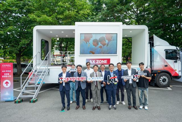 성원제 KT 엔터프라이즈부문 동부법인고객본부장 성원제 상무(앞줄 왼쪽에서 세번째)와 최윤호 부산대학교 AX·정보화혁신본부장(앞줄 왼쪽에서 네번째)이 26일 부산대 개교 80주년 기념 'AI·가상현실 체험전'에서 관계자들과 단체 기념사진을 촬영하고 있다. /KT