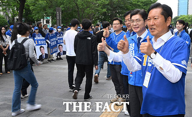 여의도역 출근길 인사 나선 정원오 후보와 정청래 대표.