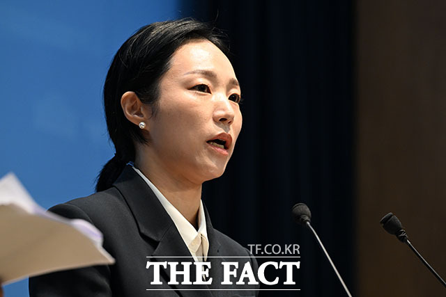 육은아 인천광역시 남동구의원(가운데)이 26일 오전 서울 여의도 국회의사당 소통관에서 열린 ‘국민의힘의 기초의원 성폭력 사건 방조 및 2차 가해 관련 기자회견’에 참석해 발언을 하고 있다. /국회=서예원 기자