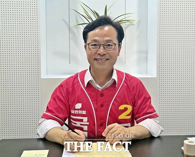 더팩트와 인터뷰를 하고 있는 윤용근 후보. /김형중 기자