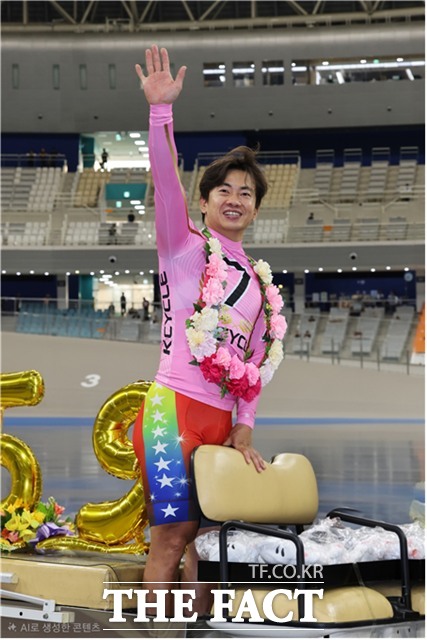 경륜 최다승 달성 기념행사에서 정종진이 카퍼레이드를 하며 경륜 팬들에게 인사하고 있다./국민체육진흥공단