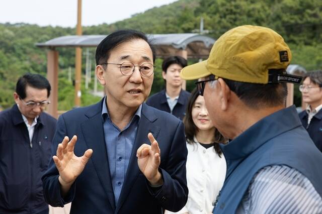 김윤덕 국토교통부 장관이 26일 가덕도신공항 건설 예정지를 방문해 
