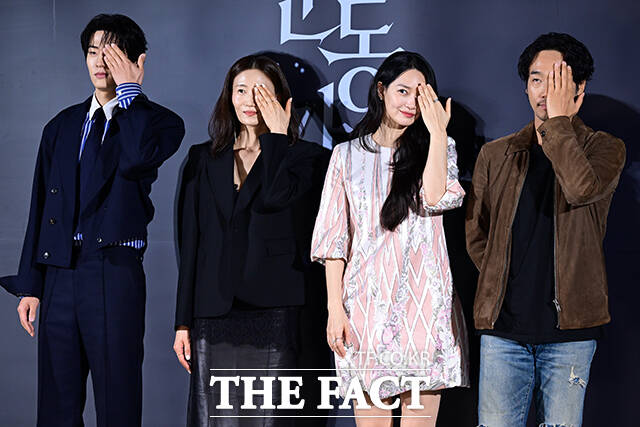 배우 이승룡, 김영아, 신민아, 김남희(왼쪽부터)가 26일 오전 서울 용산구 CGV 용산아이파크몰에서 열린 영화 '눈동자' 제작발표회에 참석해 포즈를 취하고 있다. /남윤호 기자