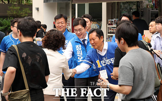 여의도역 출근길 인사 나선 정원오 후보와 정청래 대표.