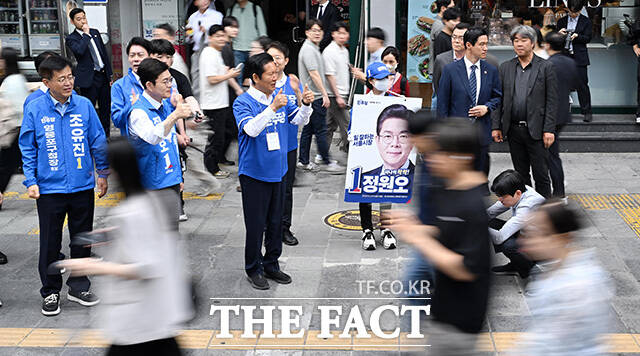 여의도역 출근길 인사 나선 정원오 후보와 정청래 대표.