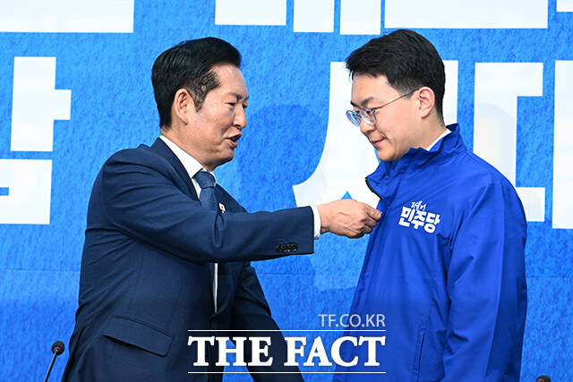 박지원 전북 군산·김제·부안을 더불어민주당 후보가 자신에 대한 성 접대 의혹에 대한 법적 대응에 나섰다. 사진은 정청래 더불어민주당 대표(왼쪽)가 지난 6일 오전 서울 여의도 국회에서 열린 발탁인재 환영식에서 박 후보게 당 점퍼를 선물하고 있는 모습. /남용희 기자
