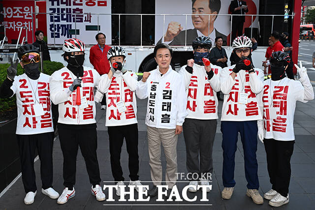 현 이재명 정부의 독주를 견제하고 권력 균형을 맞춰야 한다는 '정권 견제론'이 힘을 얻고 있다. 사진은 김태흠 국민의힘 충남도지사 후보(가운데)가 22일 오후 충남 천안 동남구 아라리오 갤러리 앞에서 유세를 마친뒤 선거사무원들과 기념촬영을 하고 있는 모습. /김성렬 기자