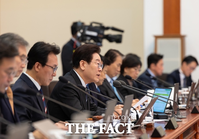 이재명 정부가 출범 1주년을 계기로 1년간의 국정 운영 성과와 123개 국정과제 실적을 정리한 자료집을 공개했다. 사진은 지난 2월 24일 이재명 대통령이 청와대에서 주재한 제6회 국무회의에서 발언하는 모습. /청와대