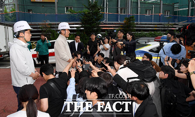 오세훈 국민의힘 서울시장 후보가 26일 오후 서울 서대문구 서소문 고가차도 붕괴 사고 현장을 방문해 발언하고 있다. /박상민 기자