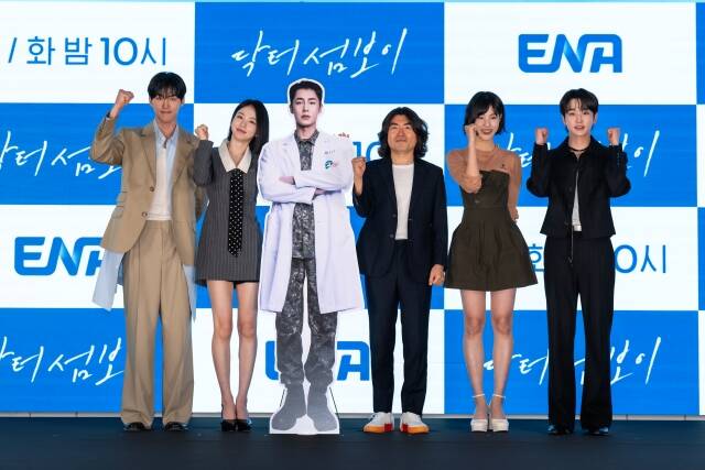 배우 홍민기 신예은, 이명우 감독, 배우 이수경 김윤우(왼쪽부터)가 26일 ENA '닥터 섬보이' 제작발표회에 참석해 다양한 얘기를 나눴다. /ENA