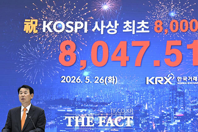 관계자들 이 박수를 치고 있다.
