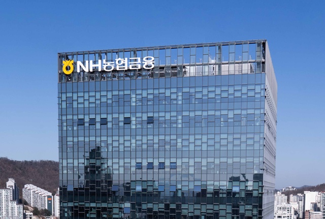 NH농협금융지주가 중저신용자의 금융접근성을 높이기 위해 '1금융 갈아타기 대출' 상품 출시를 본격 추진한다. /NH농협금융지주
