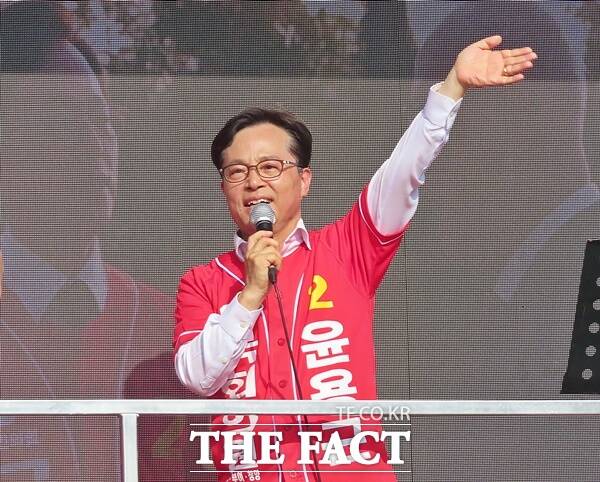 윤용근 후보가 최근 공주시 산성시장에서 열린 국민의힘 합동유세에서 연설을 하고 있다. /김형중 기자