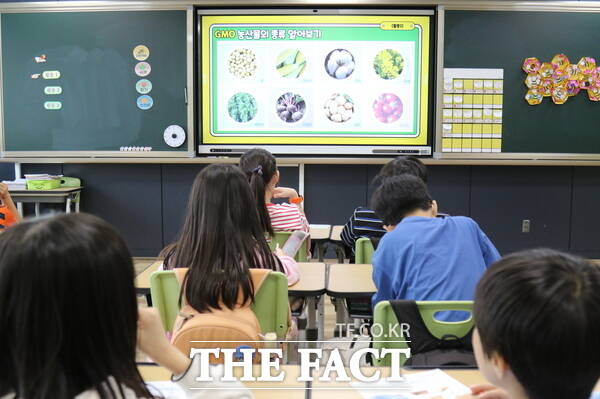 앞으로 12세 이하(초등학교 6학년) 자녀를 둔 공무원도 돌봄을 위해 육아휴직을 쓸 수 있고, 난임 치료를 위한 별도의 휴직을 보장받을 수 있게 된다. 사진은 기사의 특정 사실과 무관함. /더팩트 DB
