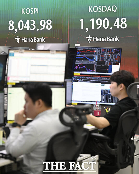 딜링룸 관계자가 거래를 하고 있다.