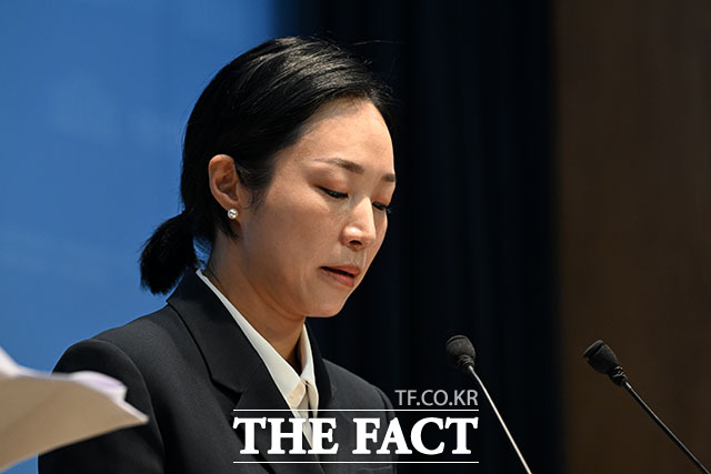 육은아 인천광역시 남동구의원(가운데)이 26일 오전 서울 여의도 국회의사당 소통관에서 열린 ‘국민의힘의 기초의원 성폭력 사건 방조 및 2차 가해 관련 기자회견’에 참석해 발언을 하고 있다. /국회=서예원 기자