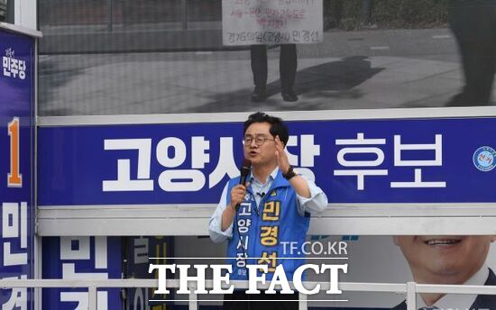 민경선 더불어민주당 고양시장 후보가 26일 킨텍스역 광장 앞에서 진행된 씽씽 거리유세전을 통해 K-컬처밸리 아레나 조기 착공 공약을 발표하고 있다. /민경선 후보 캠프