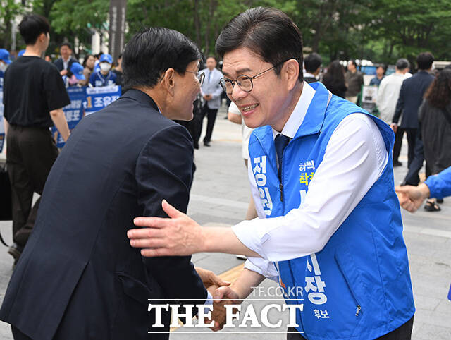 여의도역 출근길 인사 나선 정원오 후보와 정청래 대표.