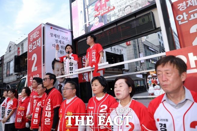 국민의힘 양향자 경기도지사 후보가 안교재 수원시장 후보와 함께 수원시 집중유세를 하고 있다. /양향자 선거 캠프