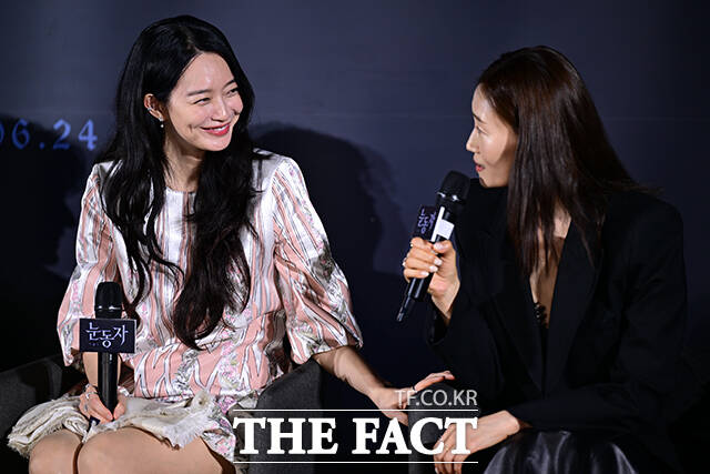 배우 신민아가 26일 오전 서울 용산구 CGV 용산아이파크몰에서 열린 영화 '눈동자' 제작발표회에 참석해 포즈를 취하고 있다. /남윤호 기자
