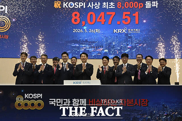 관계자들 이 박수를 치고 있다.