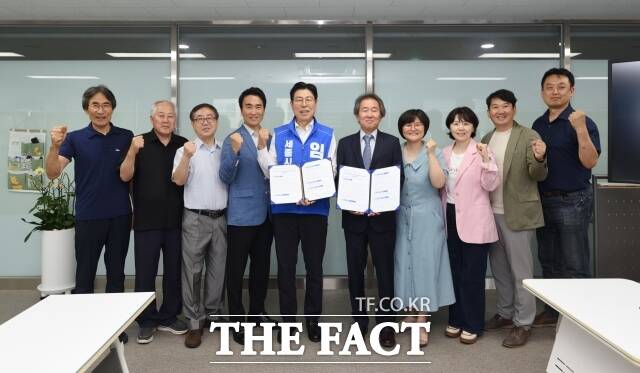 임전수 세종시교육감 후보가 25일 선거사무소에서 세종민주화운동계승사업회와 '민주시민교육 및 민주주의 학교문화 조성을 위한 정책협약'을 체결하고 단체 기념촬영을 하고 있다. /임전수 캠프