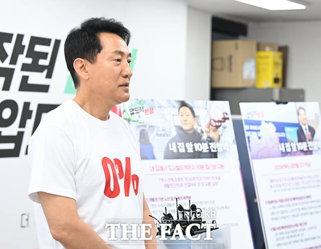 오세훈 국민의힘 서울시장 후보는 이날 도시철도 공약을 발표하며 '170여 개 동, 7개 노선, 83개 역'을 의미하는 숫자가 적힌 종이를 공개하기도 했다.