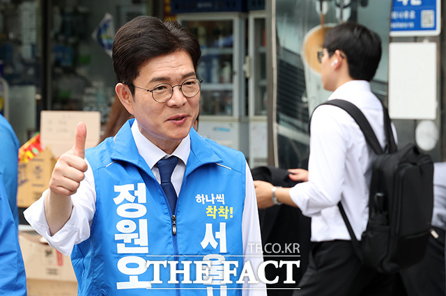 여의도역 출근길 인사 나선 정원오 후보와 정청래 대표.