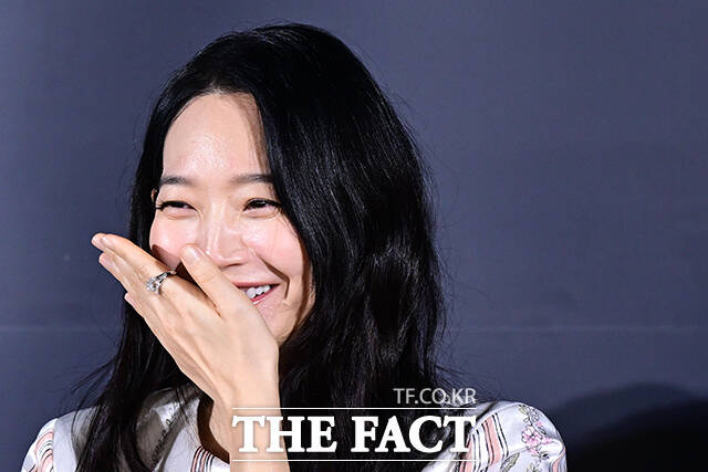 배우 신민아가 26일 오전 서울 용산구 CGV 용산아이파크몰에서 열린 영화 '눈동자' 제작발표회에 참석해 포즈를 취하고 있다. /남윤호 기자