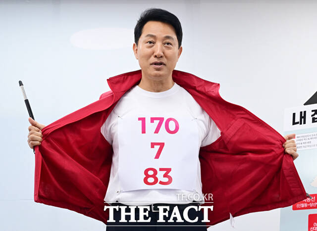 오세훈 국민의힘 서울시장 후보는 이날 도시철도 공약을 발표하며 '170여 개 동, 7개 노선, 83개 역'을 의미하는 숫자가 적힌 종이를 공개하기도 했다.