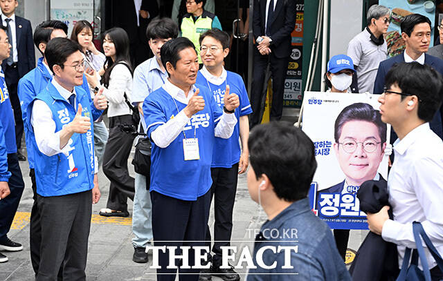 여의도역 출근길 인사 나선 정원오 후보와 정청래 대표.