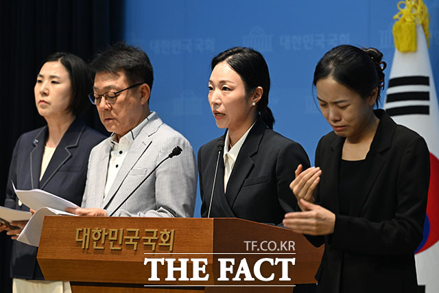 육은아 인천광역시 남동구의원(가운데)이 26일 오전 서울 여의도 국회의사당 소통관에서 열린 ‘국민의힘의 기초의원 성폭력 사건 방조 및 2차 가해 관련 기자회견’에 참석해 발언을 하고 있다. /국회=서예원 기자