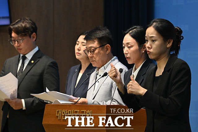 육은아 인천광역시 남동구의원(가운데)이 26일 오전 서울 여의도 국회의사당 소통관에서 열린 ‘국민의힘의 기초의원 성폭력 사건 방조 및 2차 가해 관련 기자회견’에 참석해 발언을 하고 있다. /국회=서예원 기자