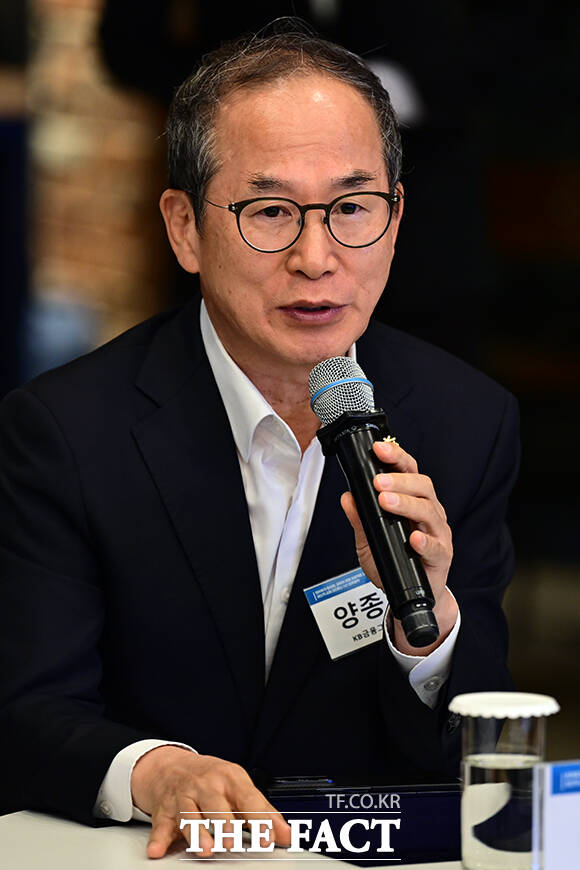 양종희 KB금융그룹 회장이 지난달 30일 오후 서울 강남구 팁스타운S6에서 열린 '벤처투차 활성화, 모두의 창업 프로젝트 및 생산적 금융 대전환을 위한 업무협약'에 참석해 발언하고 있다. /남윤호 기자