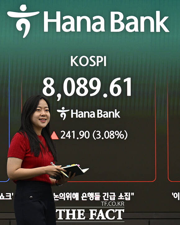 딜링룸 관계자가 거래를 하고 있다.