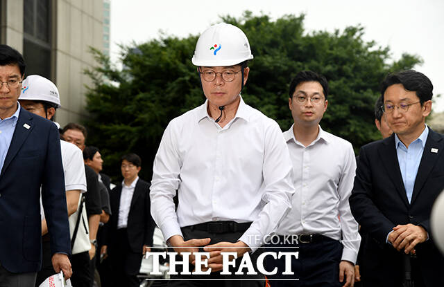 사고 브리핑 경청 후 이동하는 정 후보.