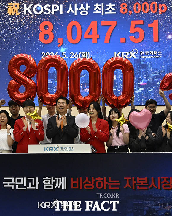 관계자들 이 박수를 치고 있다.